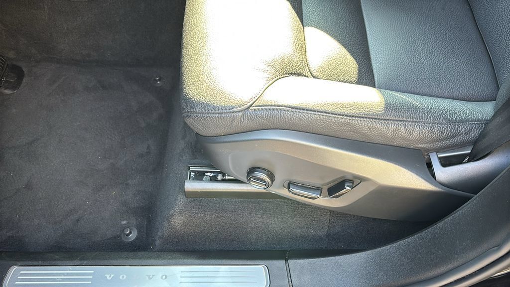 Certified 2025 Volvo XC90 T8 Plus AWD/4WD image 27