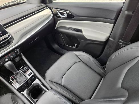 Certified 2025 Jeep Compass Limited AWD/4WD image 19