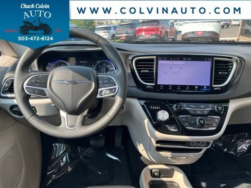Used 2024 Chrysler Pacifica Touring-L FWD image 17