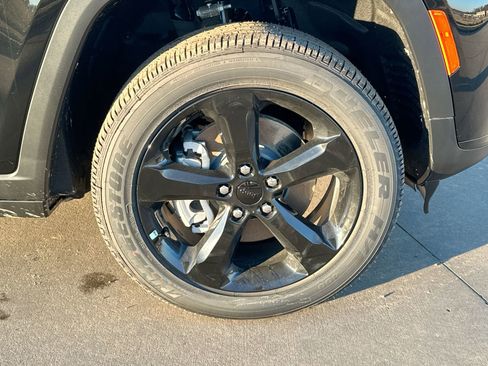 New 2025 Jeep Grand Cherokee L Altitude image 10