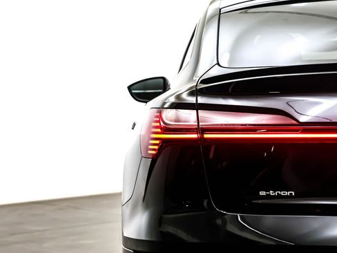 Used 2022 Audi e-tron Premium image 15