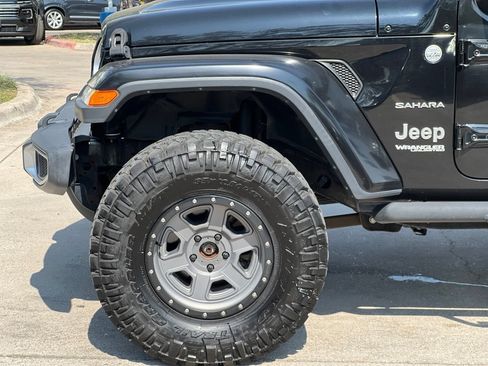 Used 2018 Jeep Wrangler Unlimited Sahara AWD/4WD image 25