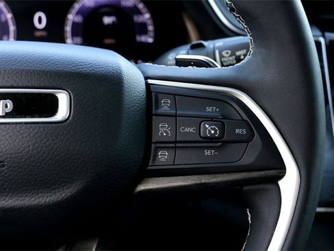 Used 2023 Jeep Grand Cherokee Limited w/ Luxury Tech Group II image 13