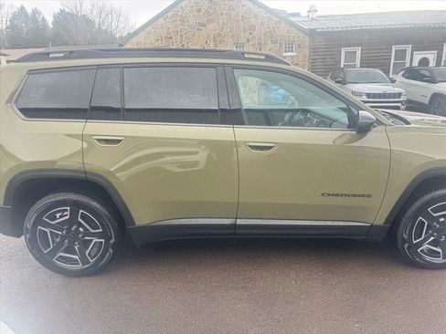 Used 2026 Jeep Cherokee Laredo image 4