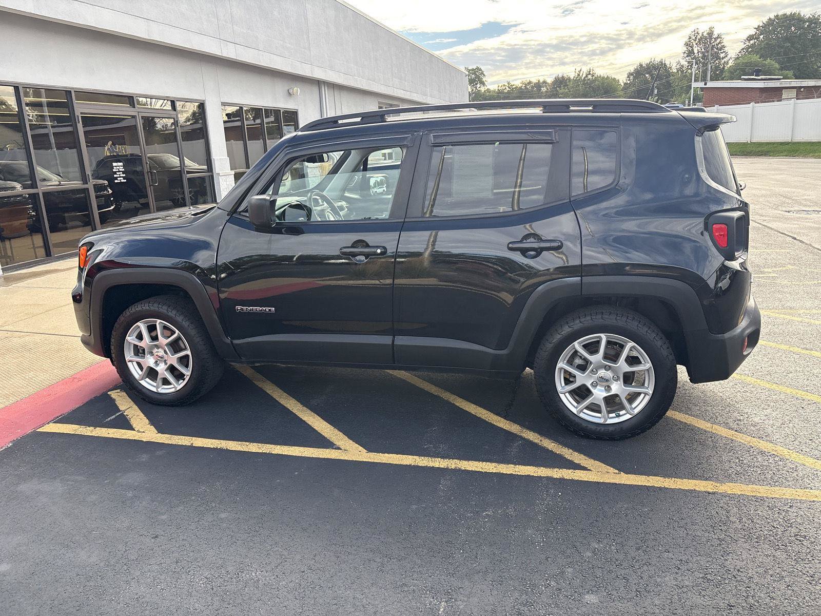 Used 2022 Jeep Renegade Latitude AWD/4WD image 8