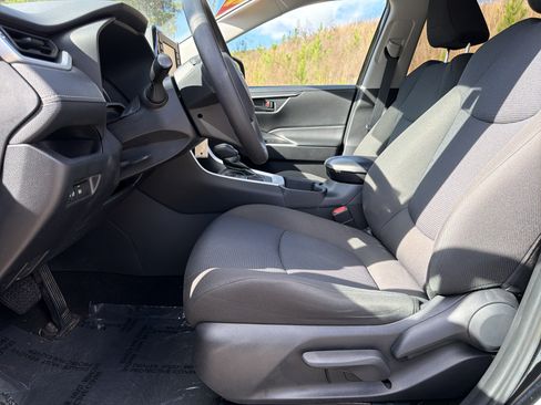 Used 2022 Toyota RAV4 LE image 9