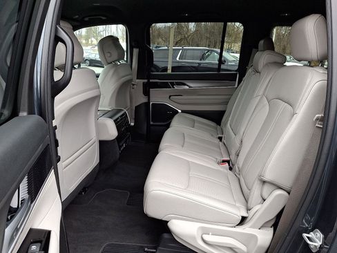 Certified 2025 Jeep Wagoneer 4WD image 11