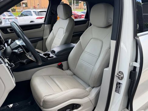 Used 2022 Porsche Cayenne AWD/4WD image 26