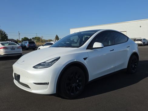 Used 2022 Tesla Model Y Long Range AWD/4WD image 3