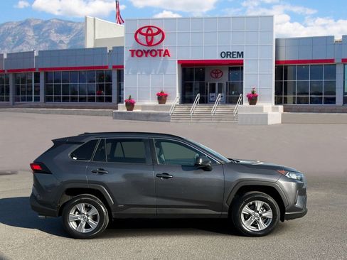 Used 2022 Toyota RAV4 LE AWD/4WD image 3