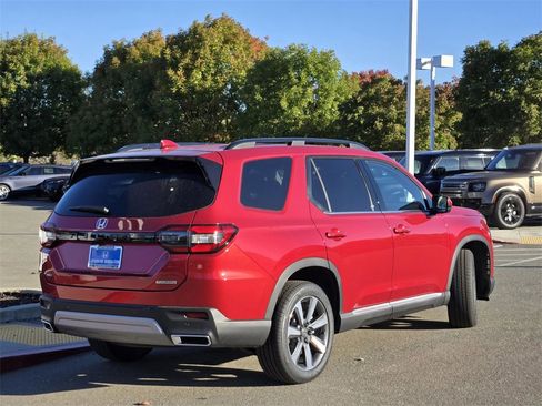 New 2025 Honda Pilot Touring image 4