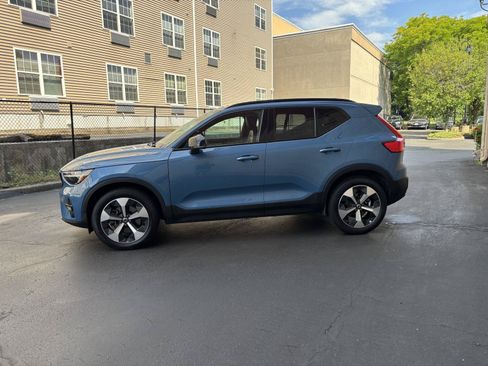 Used 2023 Volvo XC40 B5 Plus w/ Climate Package AWD/4WD image 3