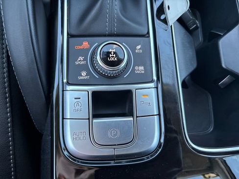 Used 2025 Kia Telluride EX w/ EX Captain's Chair Package AWD/4WD image 17