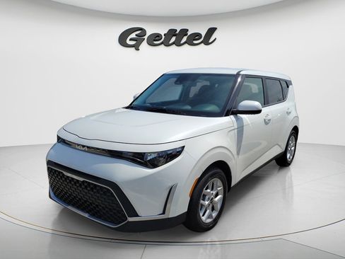 Used 2025 Kia Soul LX FWD image 2