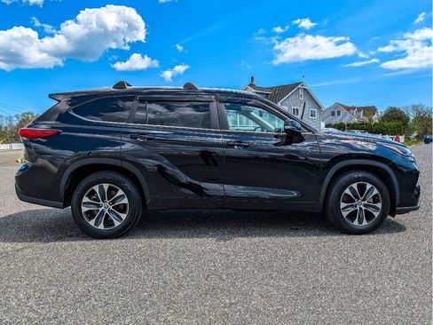 Used 2023 Toyota Highlander XLE image 4