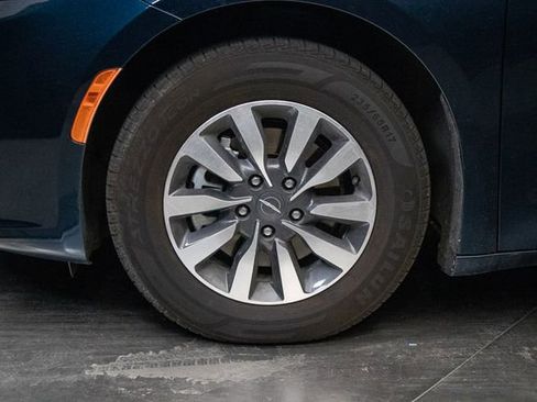 Used 2023 Chrysler Pacifica Limited FWD image 8