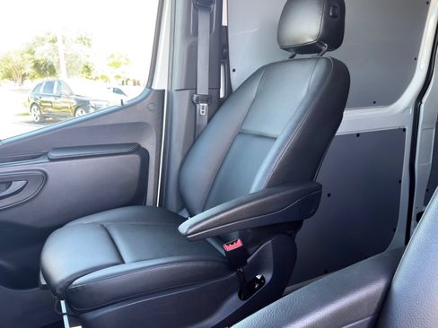 Used 2022 Mercedes-Benz Sprinter 2500 image 16