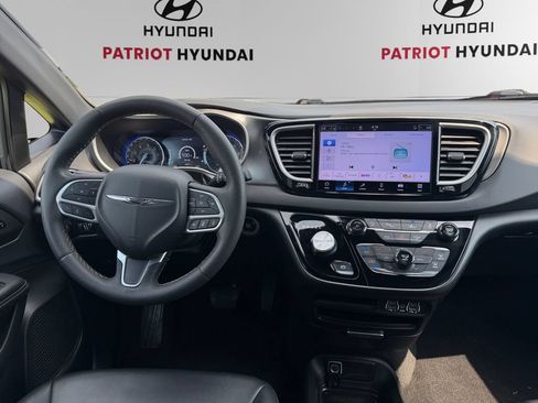 Used 2025 Chrysler Pacifica Select FWD image 10