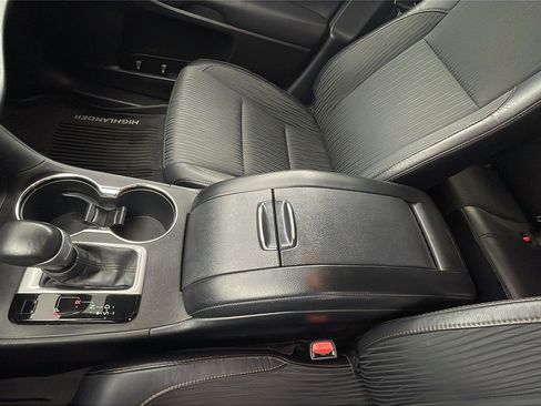 Used 2017 Toyota Highlander Plus FWD image 25