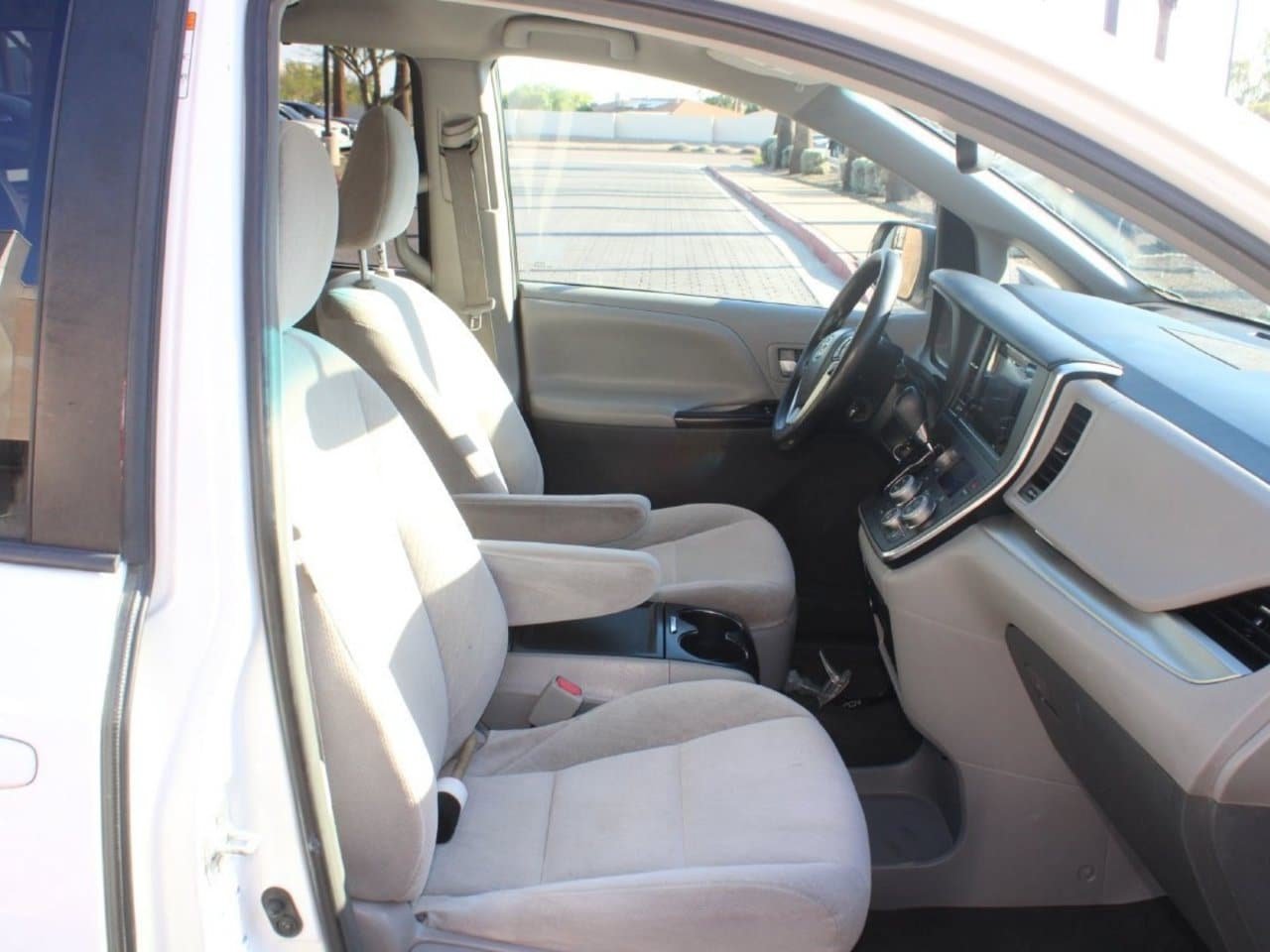 Used 2017 Toyota Sienna LE AWD/4WD image 14