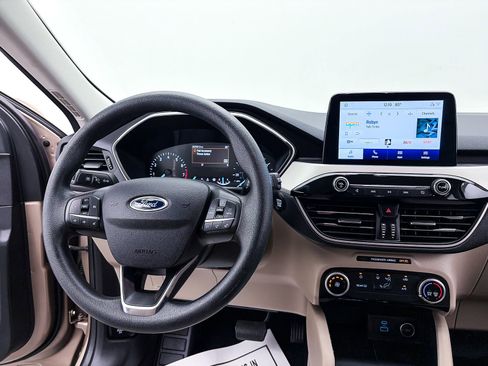 Used 2021 Ford Escape SE image 3