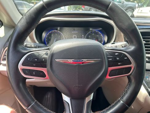 Used 2017 Chrysler Pacifica Touring-L Plus FWD image 7