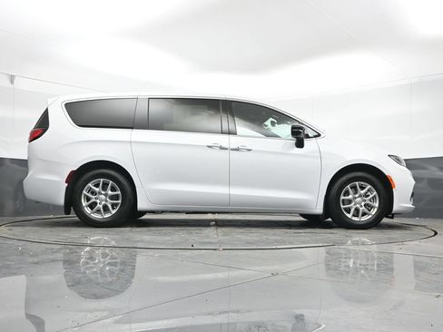 New 2026 Chrysler Pacifica Select FWD image 39