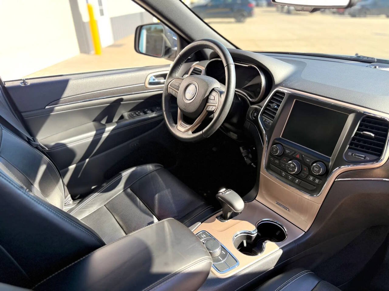 Used 2015 Jeep Grand Cherokee Limited w/ Luxury Group II AWD/4WD image 24