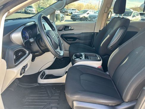 Used 2021 Chrysler Pacifica Touring image 26