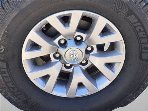 Used 2018 Toyota Tacoma SR5 RWD image 17