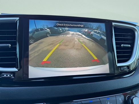 Used 2024 Chrysler Pacifica Touring-L FWD image 11