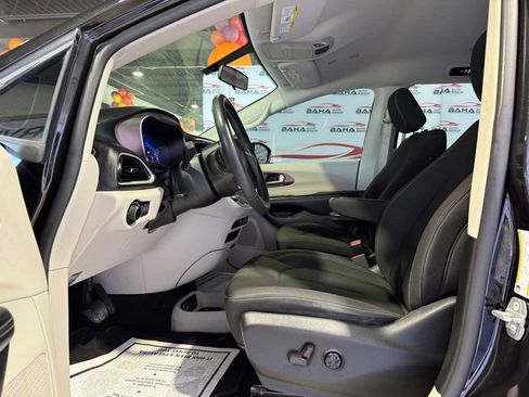 Used 2022 Chrysler Voyager LX image 15