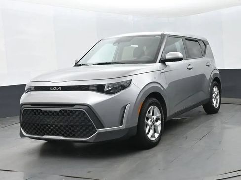 Used 2024 Kia Soul LX w/ Option Group 015 FWD image 3