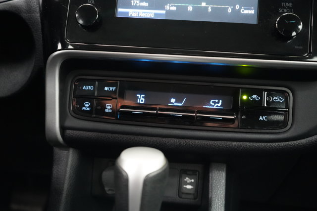 Used 2018 Toyota Corolla LE FWD image 29