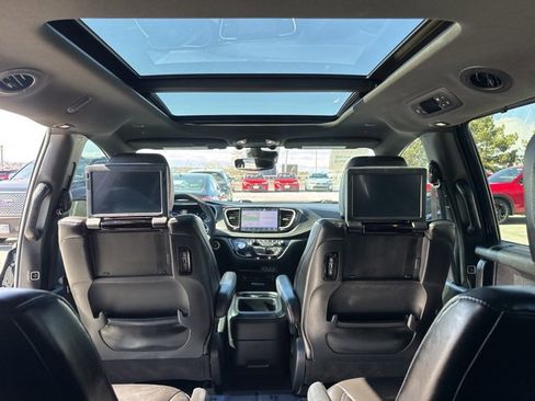 Used 2025 Chrysler Pacifica Select w/ Uconnect Theater Family Group image 25