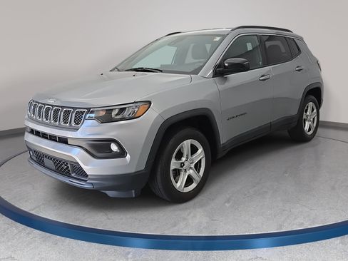 Used 2024 Jeep Compass Latitude w/ Convenience Group AWD/4WD image 1