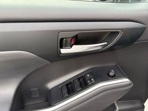 Used 2022 Toyota Highlander XLE image 19