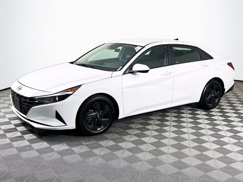 Used 2022 Hyundai Elantra SEL w/ Convenience Package FWD image 4
