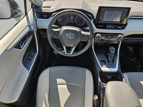 Used 2019 Toyota RAV4 XLE Premium image 3