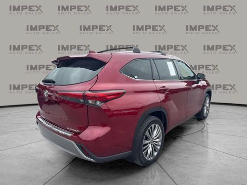 Used 2021 Toyota Highlander Platinum FWD image 3