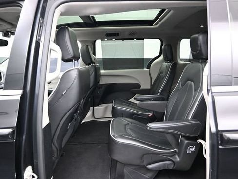 Certified 2024 Chrysler Pacifica Limited FWD image 22