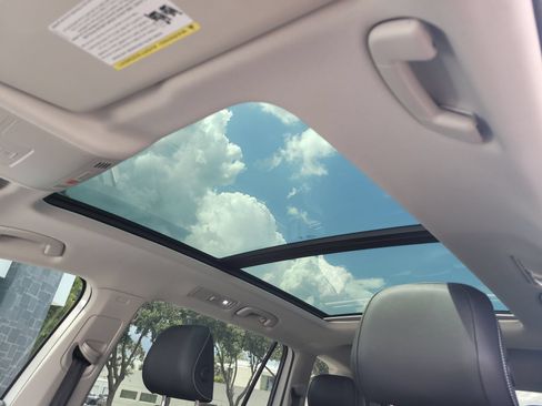 Used 2023 Volkswagen Tiguan SE w/ Panoramic Sunroof Package FWD image 18