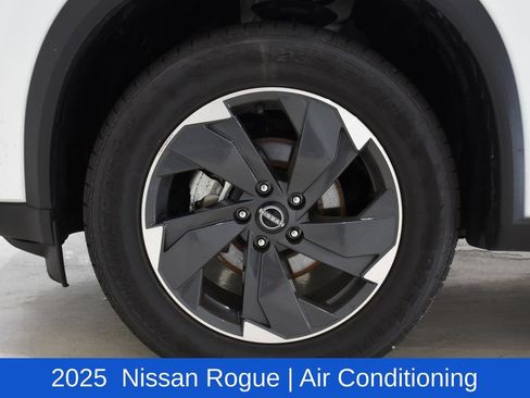 Used 2025 Nissan Rogue SV AWD/4WD image 6