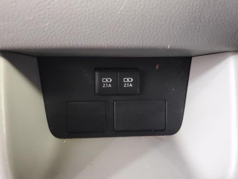 Used 2017 Toyota Highlander LE w/ Carpet Mat Package AWD/4WD image 12