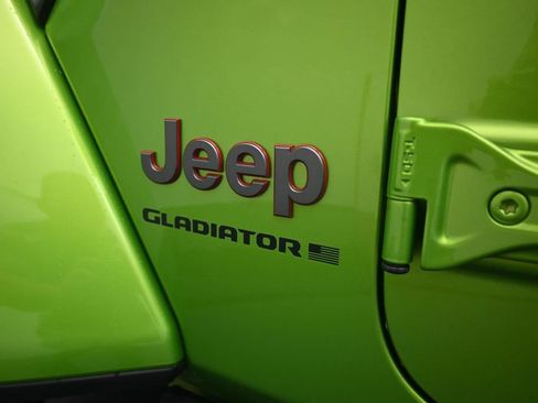 Used 2025 Jeep Gladiator Rubicon w/ Convenience Group AWD/4WD image 10