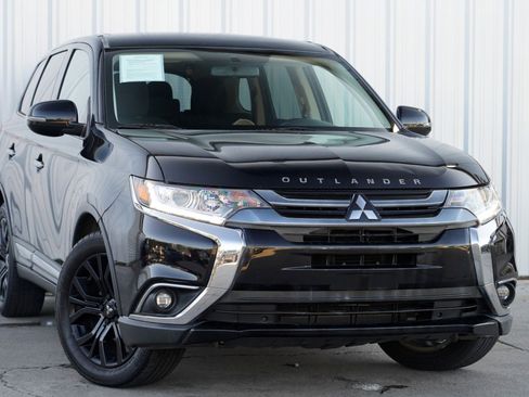 Used 2017 Mitsubishi Outlander SE image 2