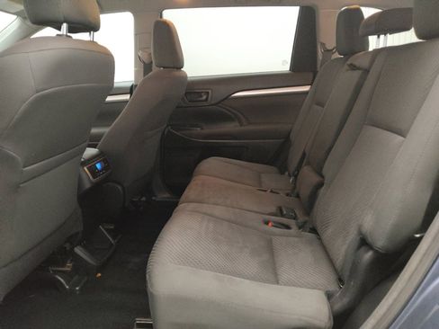 Used 2018 Toyota Highlander LE image 18