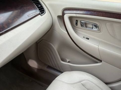 Used 2010 Ford Taurus Limited FWD image 18