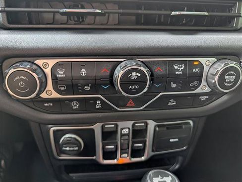 Used 2025 Jeep Wrangler Unlimited Sahara AWD/4WD image 32