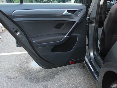 Used 2018 Volkswagen Golf S image 14